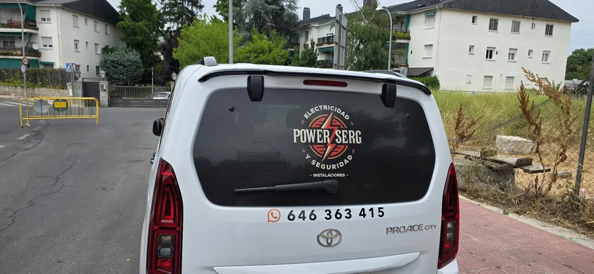 Trasera rotulada de la furgoneta de Power Serg con el teléfono 646 363 415 — electricistas en Cercedilla