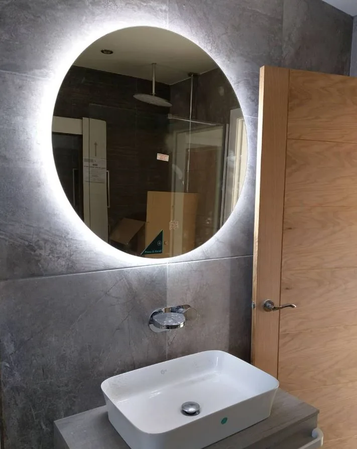 Iluminación LED instalada en un baño por Power Serg